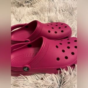 Crocs Classic Clog in Vibrant Pink